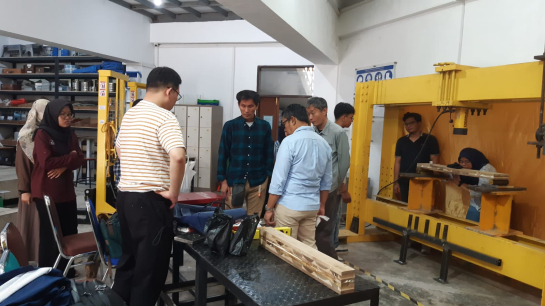 Penelitian Uji Coba Cross Laminated Timber di Universitas Andalas: Kerja Sama Internasional antara Osaka University, Daido University, Universitas Andalas, dan ITP